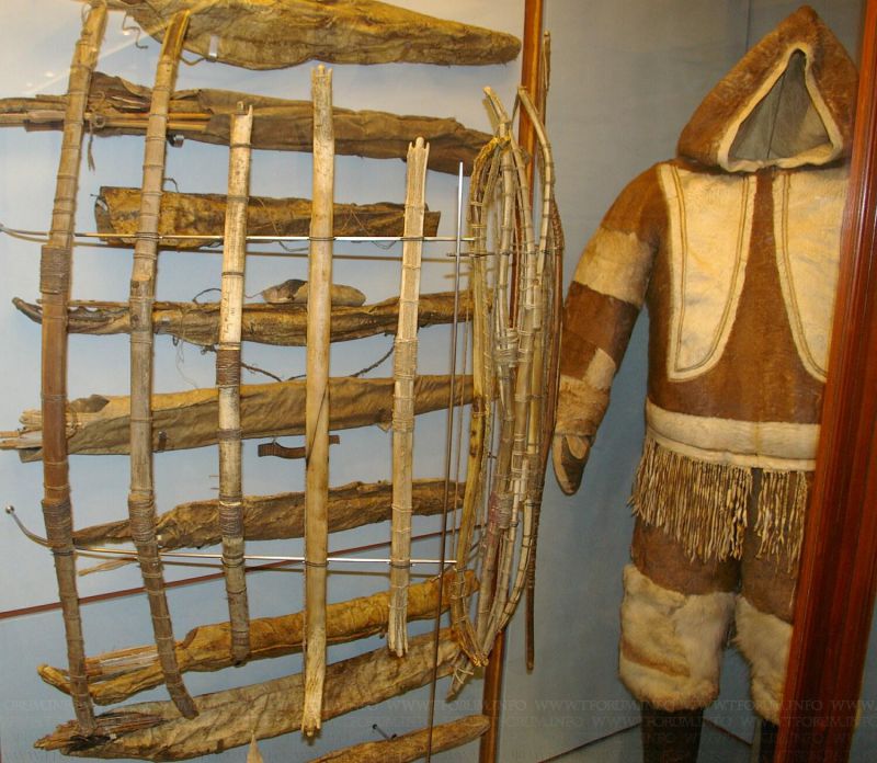 Эскимосы. Луки, лучные наборы, костюм