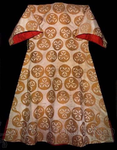 Caftan with short sleeves associated with Ahmet II (1691 3). Ivory colored satin decorated with brown three circle pattern. 17th century