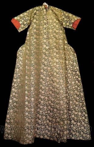 Caftan with short sleeves, associated with Selim II (1566 74). Floral decorations And linings Of Red silk sinks, 16th century