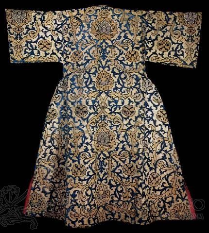 Caftan with short sleeves (back) believed To belong To Osman II (1618 22). Velvet stitches On gold cloth with blue velvet decoration And stylized lotus pattern. 17 century.