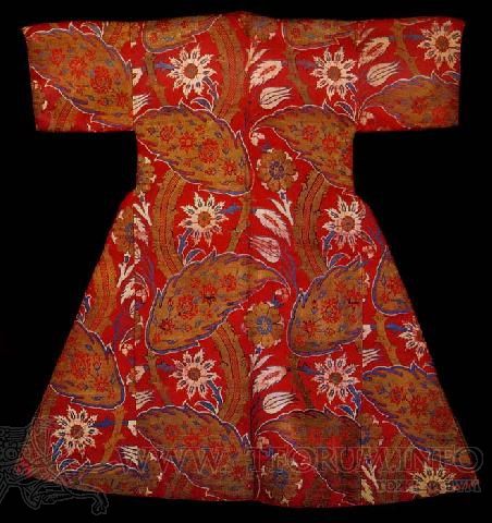 Young man's caftan with short sleeves (back) associated with Ahmet I. Red silk decorated with floral pattern, late 16th century