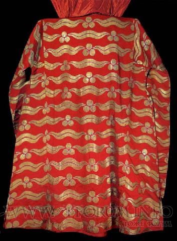 Ceremonial caftan with long sleeves associated with Murat IV (1623 40). Satin with three circle pattern And stripes made Of gold stitches, 17th century.