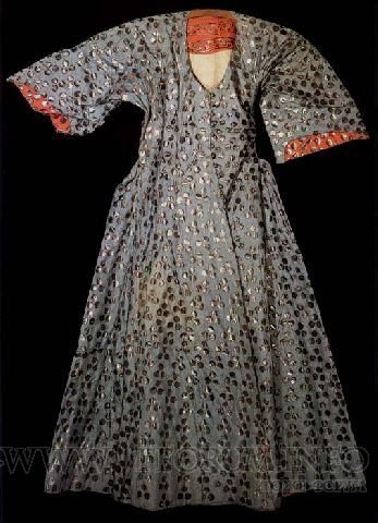 Robe associated with Murat III (1574-95). Dark blue and doubled in white satin, 16th century.jpg