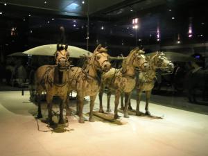 Qin_dynasty_bronze_chariot_and_horses.jpg